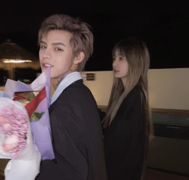 殷世航列十条男德经宠女友,穿套路璐衣服,出街被偶遇被称很和蔼