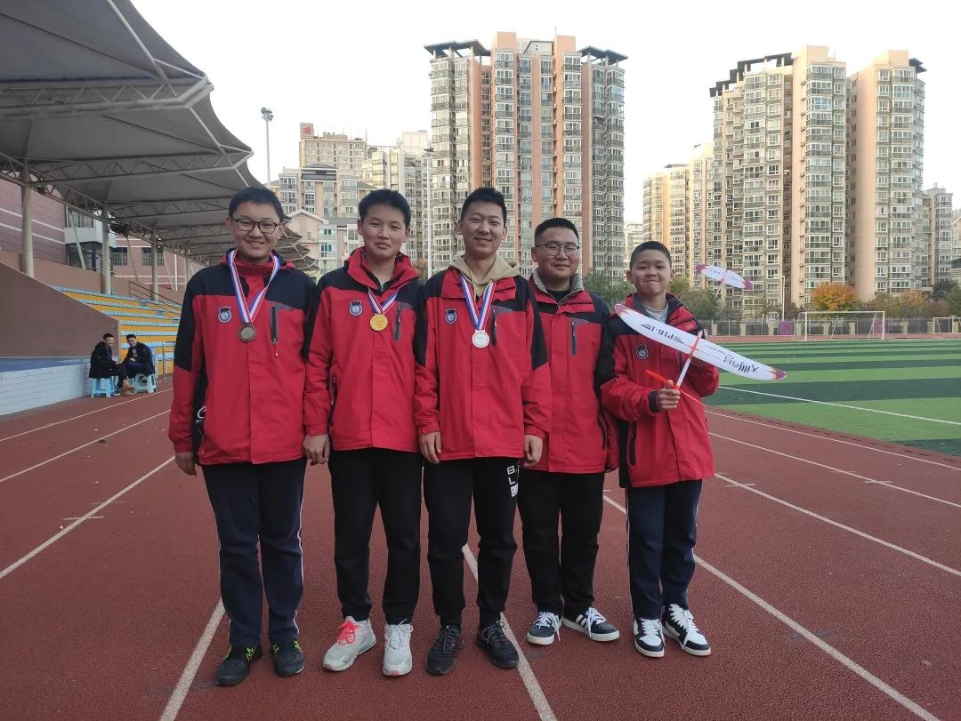 西安85中学子在青少年航空航天航海模型竞赛无人机比赛中包揽前四