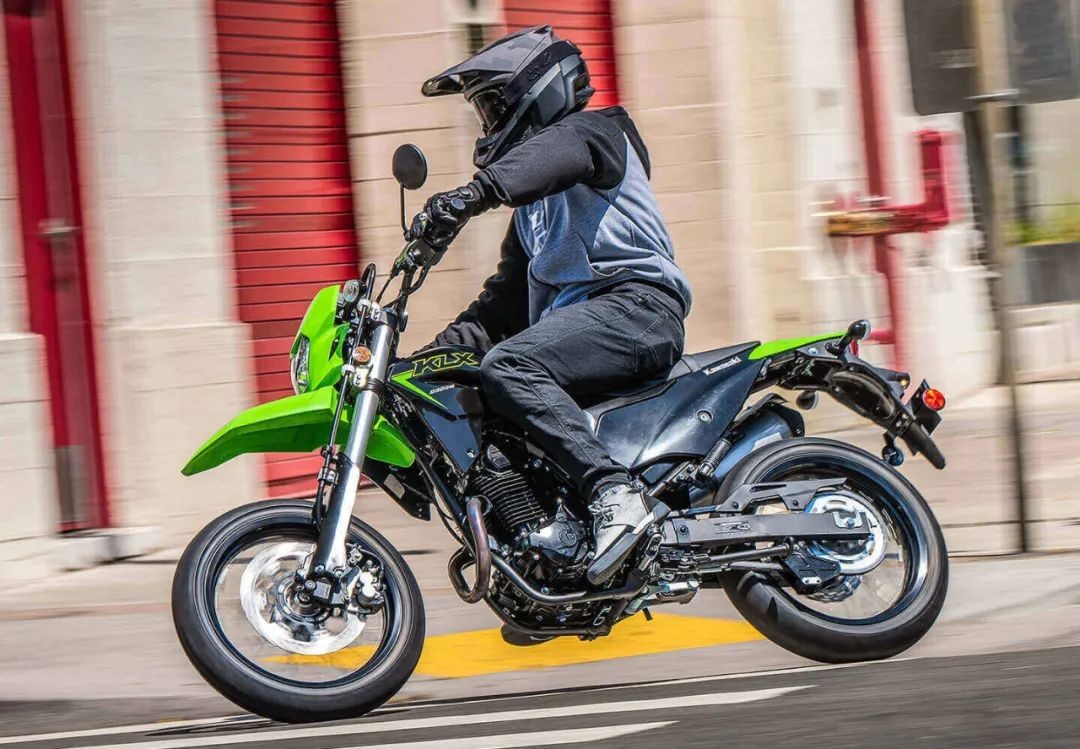 39900元!进口滑胎入门之选,川崎klx230sm