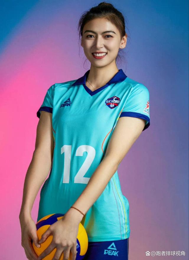 看花眼!大运会伊拉克美女旗手惊艳四座,网友:烧糊我的眼