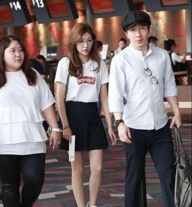 刘谦小11岁的老婆颜值不输明星,他身材发福穿衬衫都紧绷