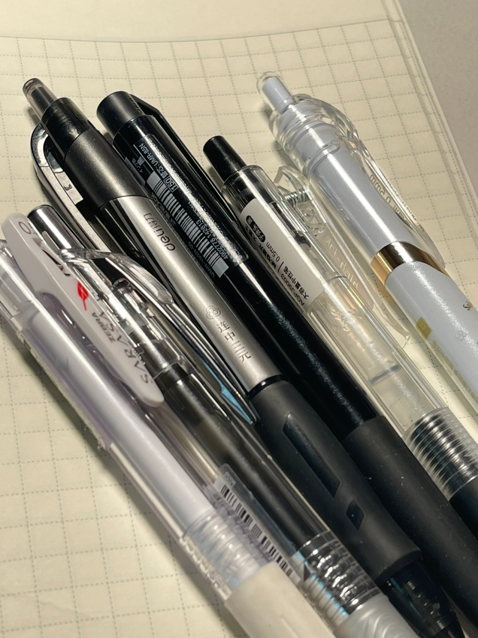 斑马红羽毛:白色的笔杆给人一种简洁的感觉,斑马的笔总是那么的顺滑