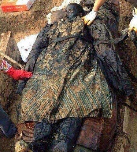 石景山出土的龙袍干尸到底是谁?脚有六趾,被疑是顺治,多尔衮