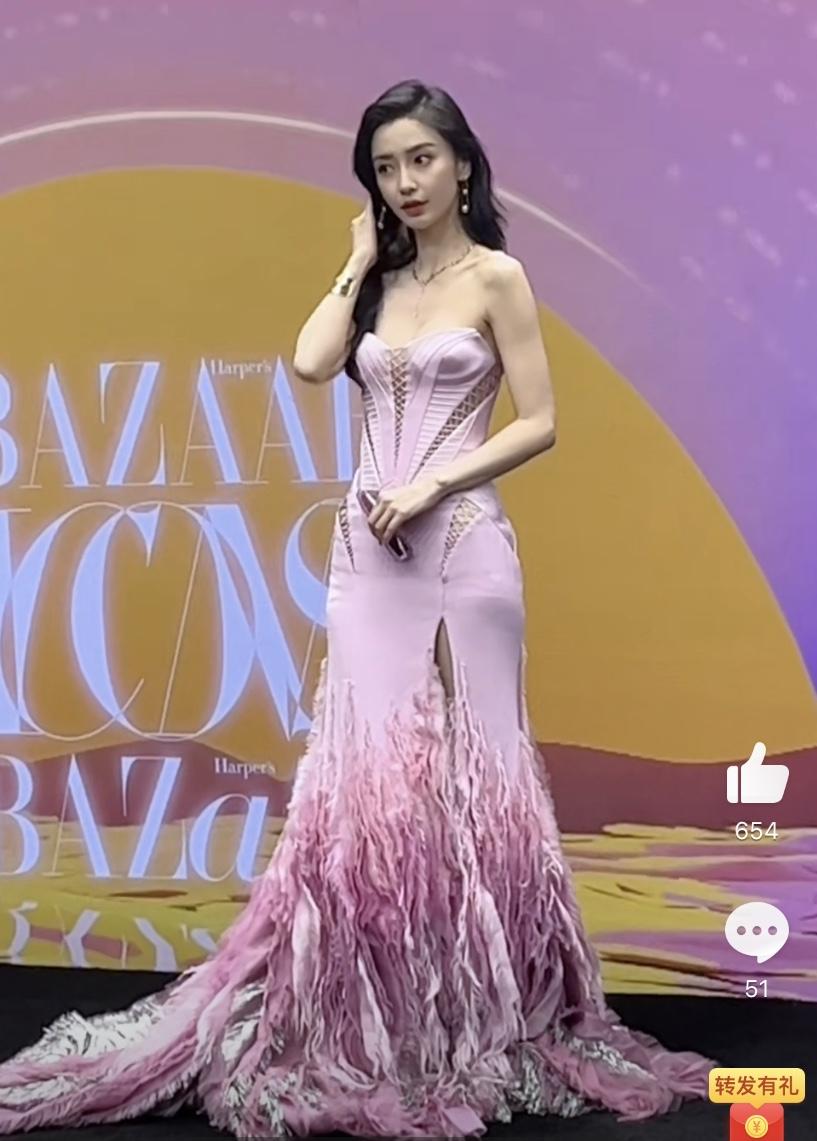 时尚芭莎红毯:杨颖礼服拉胯,杨紫妆容显脏,迪丽热巴频频捂胸口