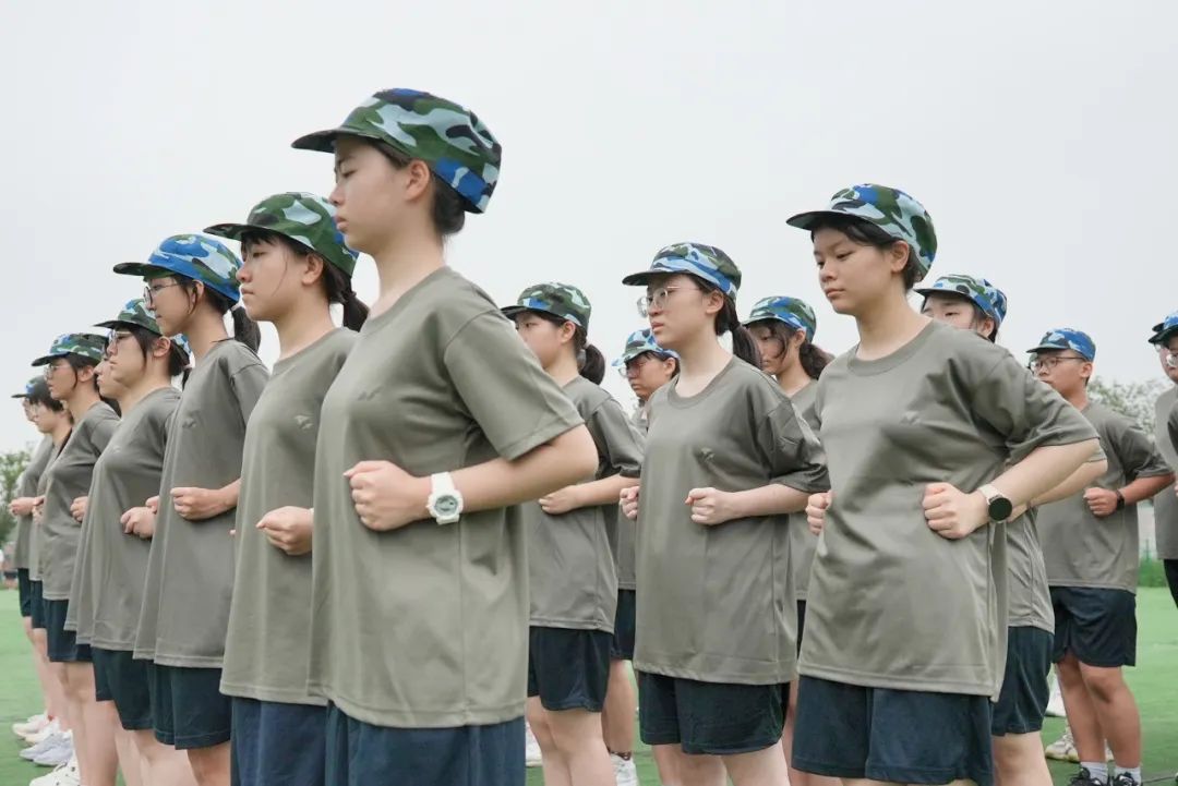 直击南京市燕子矶中学2023级高一新生军训现场