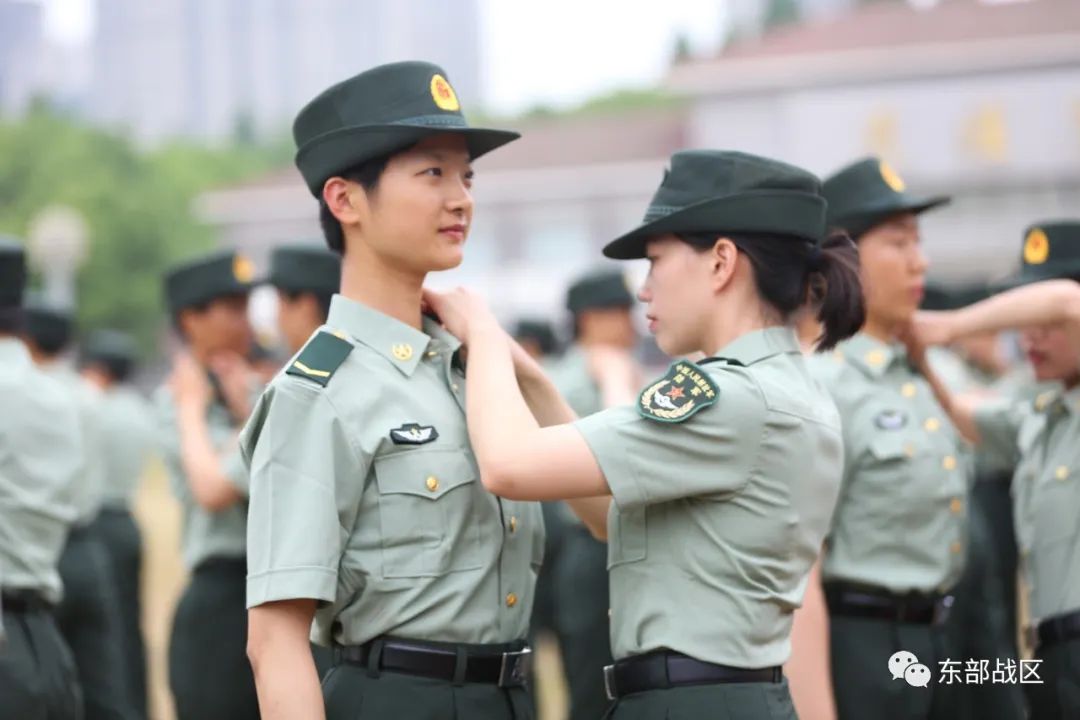 超飒女兵授衔入列地表最强