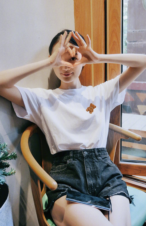 郭晓婷身材真好,穿着一字肩还是露腰款好迷人,眼神全集中在腰上