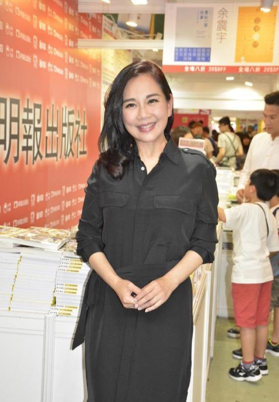 49岁陈松伶不老女神,穿黑色连衣裤现身减龄时髦,意外穿出高级感