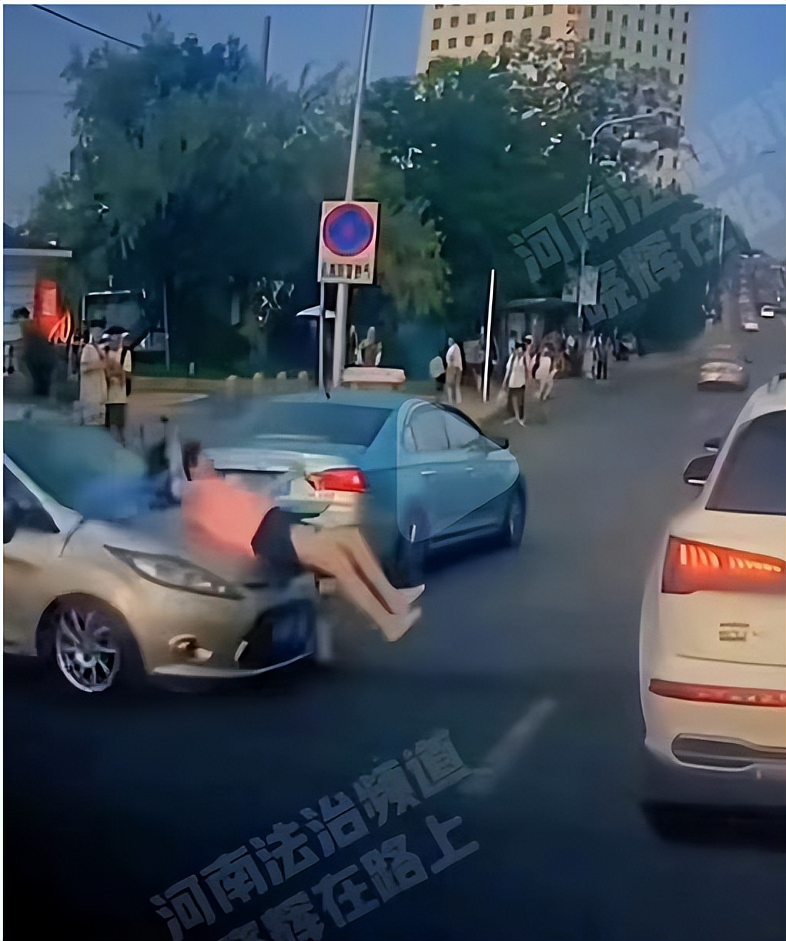 大连一女子被车顶在车头撞向另辆车子,疑似肇事司机踩错刹车导致