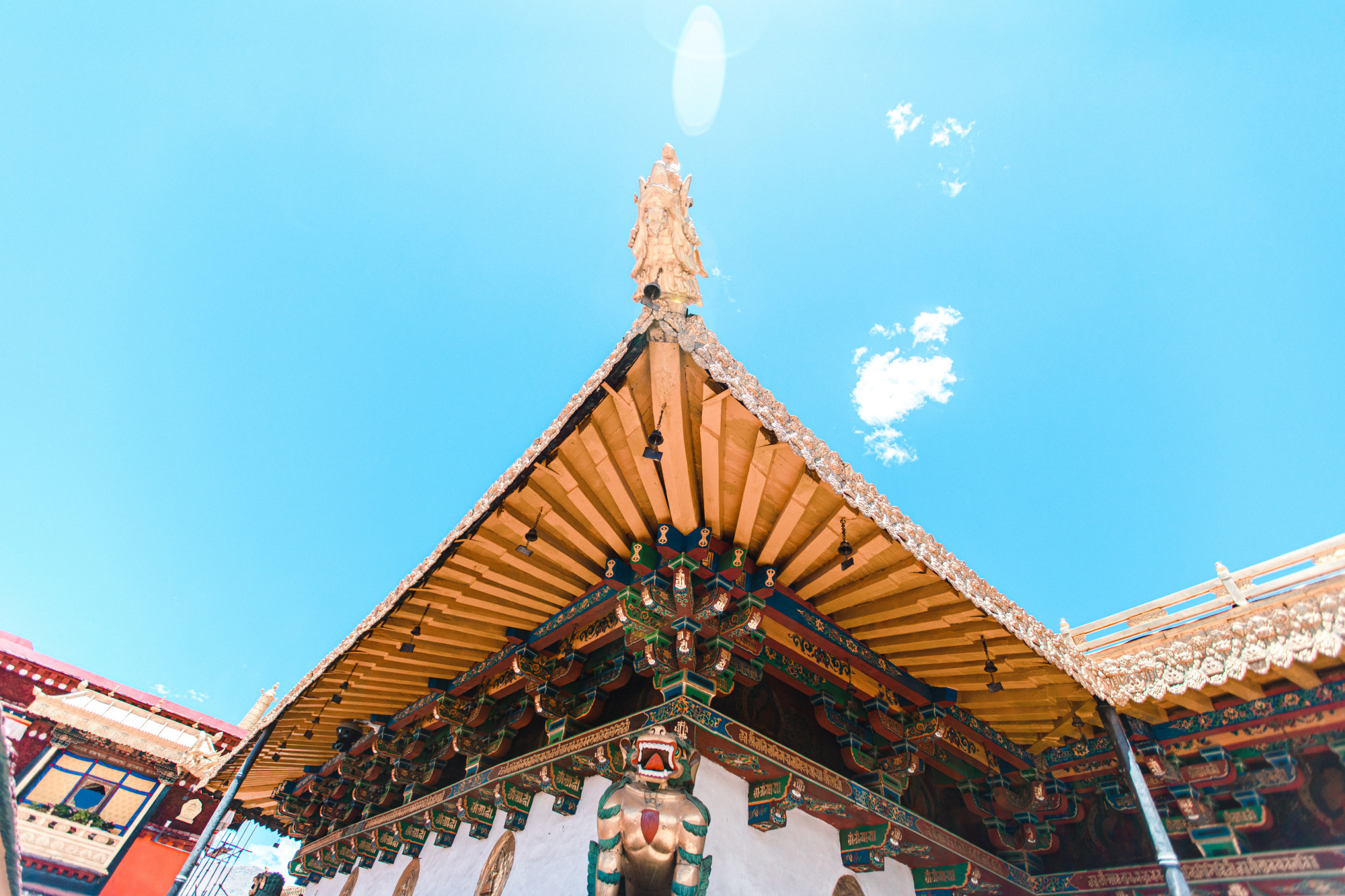 西藏最出名的寺庙,拥有1400多年历史,是拉萨的市中心和地标