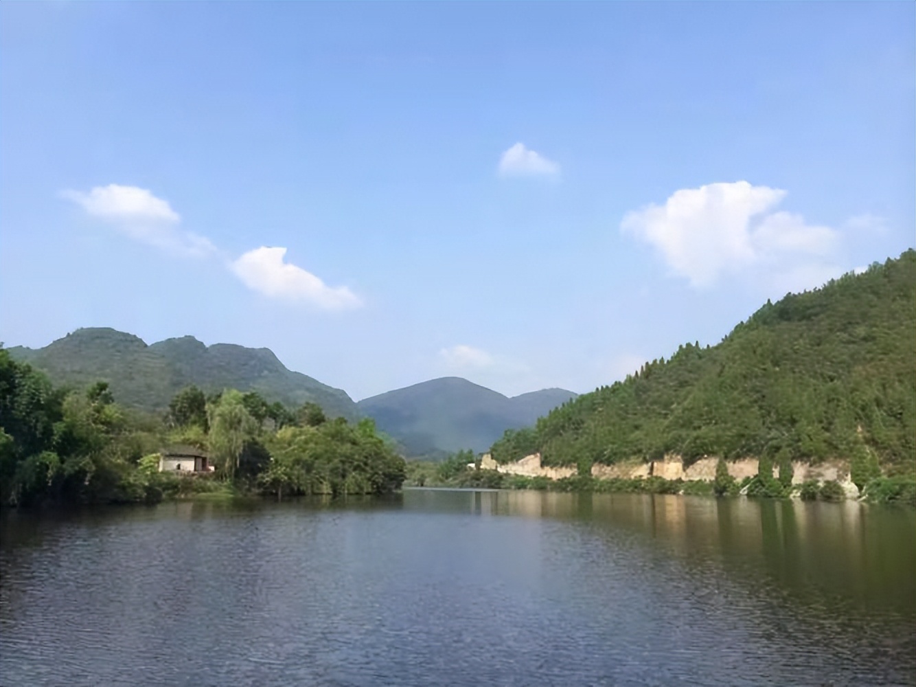 重庆有个天然浴场,被誉为"九溪十八洞,宋农有其一",风景秀丽