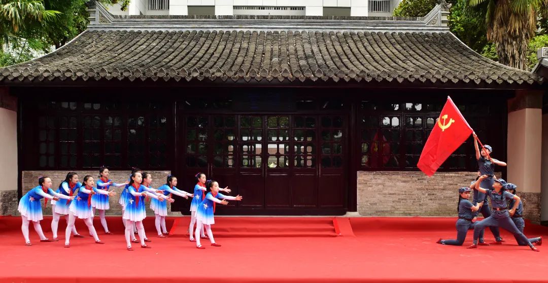 泰兴市委副书记兼宣传部部长张红霞莅临鼓楼小学分校视察