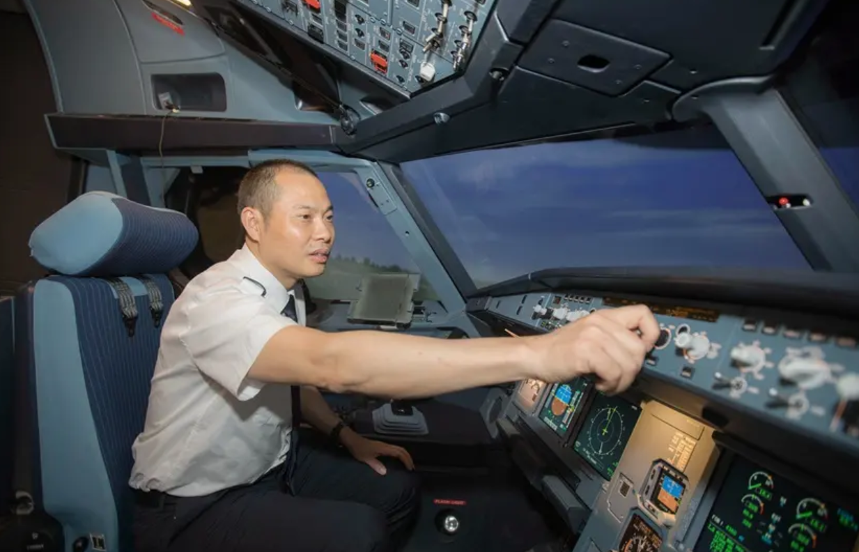 "英雄机长"刘传健,34分钟挽救128人生命创造奇迹,获奖500万