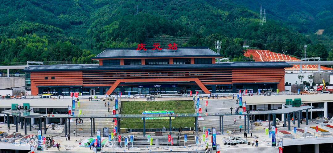 庆元火车站以"风雨廊桥,生态庆元"为主题,整体形象典雅端庄