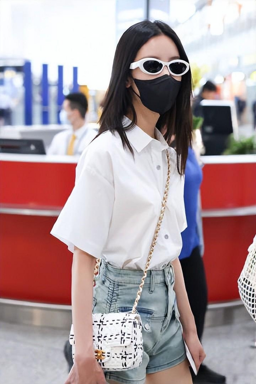 陈都灵今日机场穿搭,白衬衫牛仔短裤,是长腿兔兔
