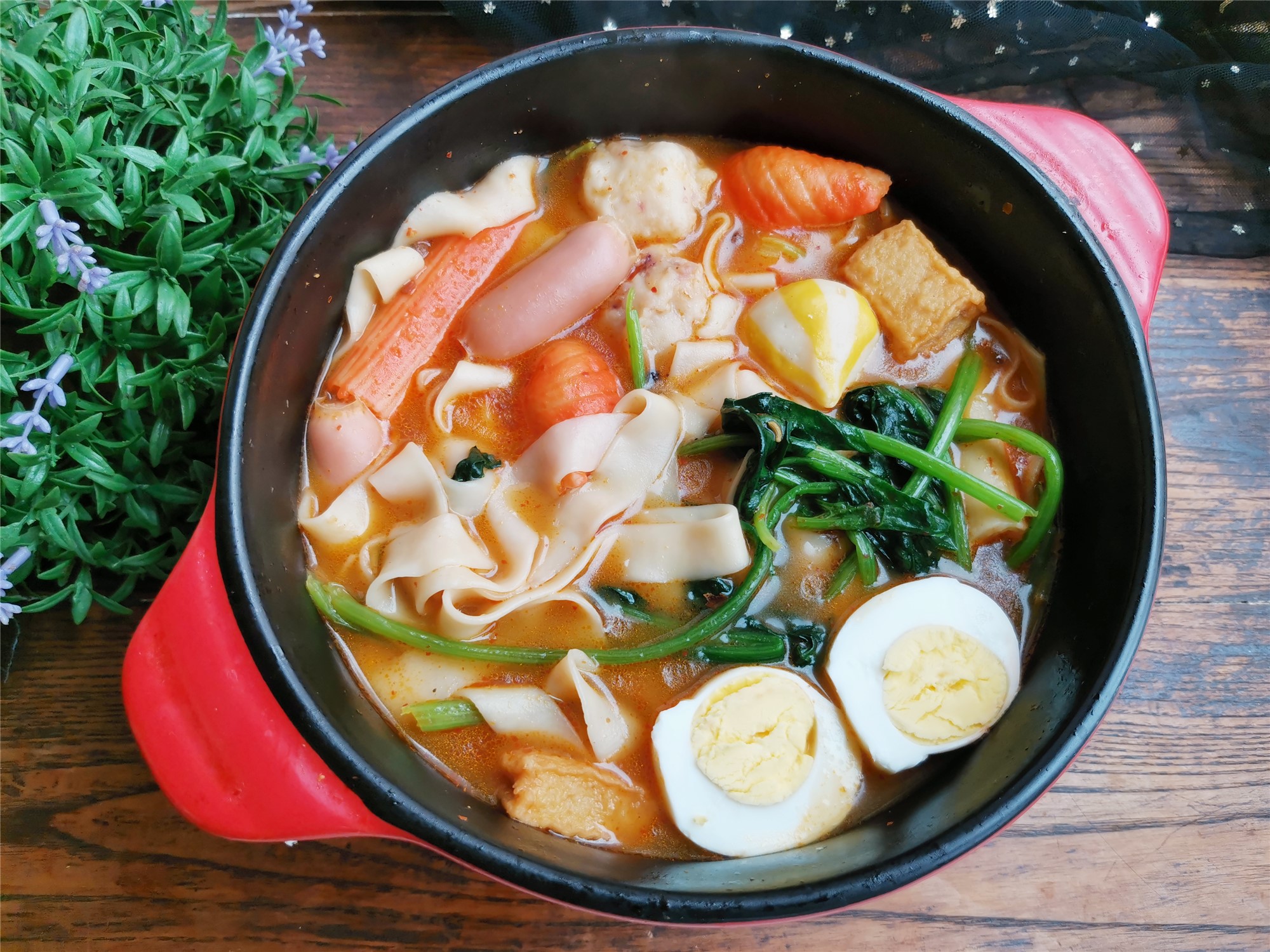 天冷了,做一锅麻辣火锅面条,荤素搭配,香辣过瘾,浑身热乎乎的