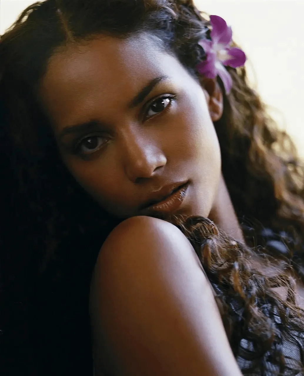 令人惊艳的黑珍珠:伊曼和丈夫甜蜜恩爱24年,哈莉·贝瑞离过3次婚