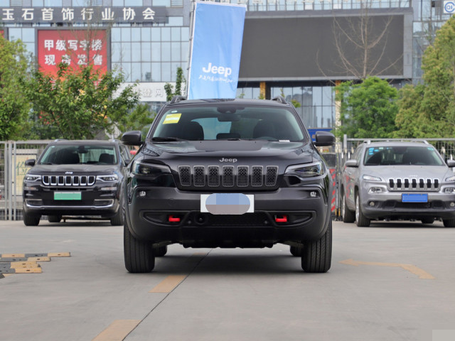 抄底jeep自由光,直降3万,不到15万拿下合资中型suv,比哈弗h9强