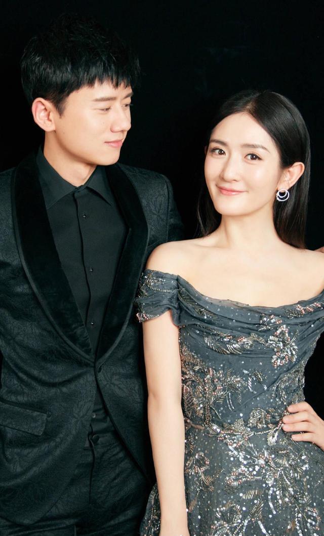 谢娜挺大孕肚和张杰同框,两人依旧十分甜蜜,谢娜双腿更让人惊艳