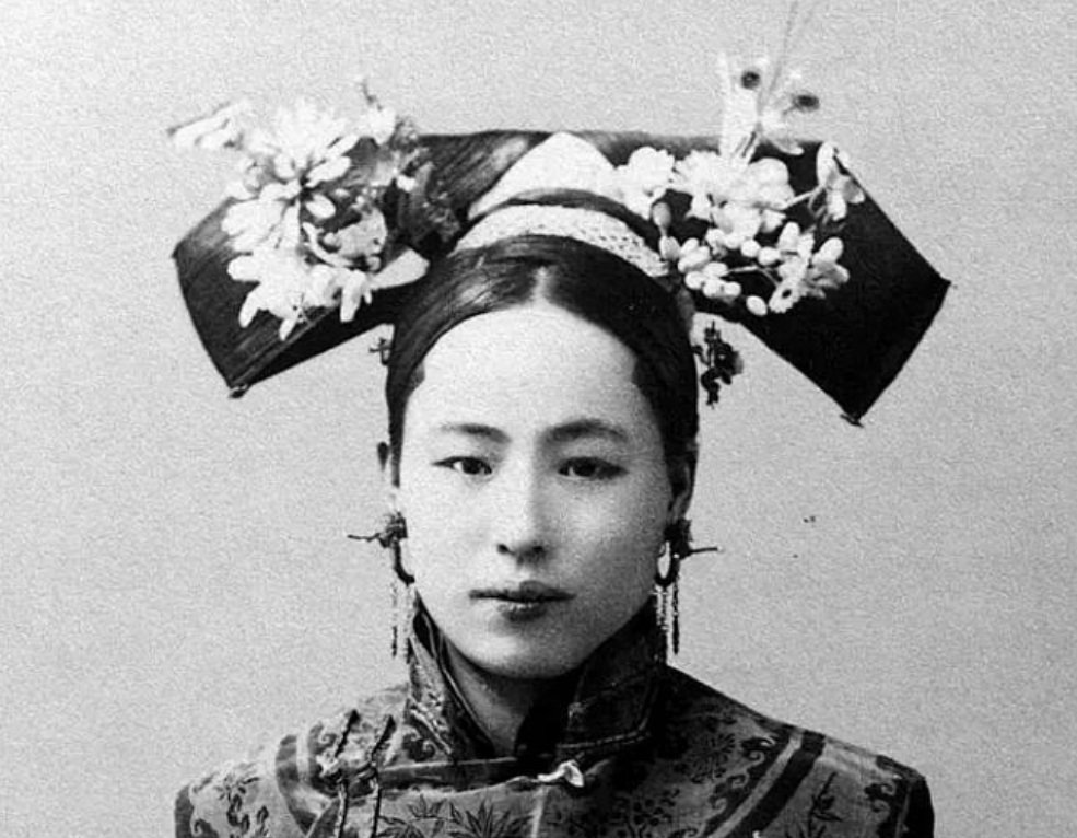 清朝女贵族做头发要多久,影视剧中轻松搞定,实际并非是那样