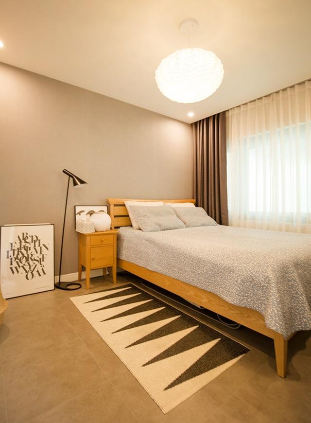 韩国夫妻的81㎡小宅,层高2.8米做错层设计,卧室在二层更安静