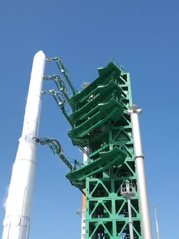 日本宇宙航空研究机构新型固体燃料运载火箭试验中发生爆炸