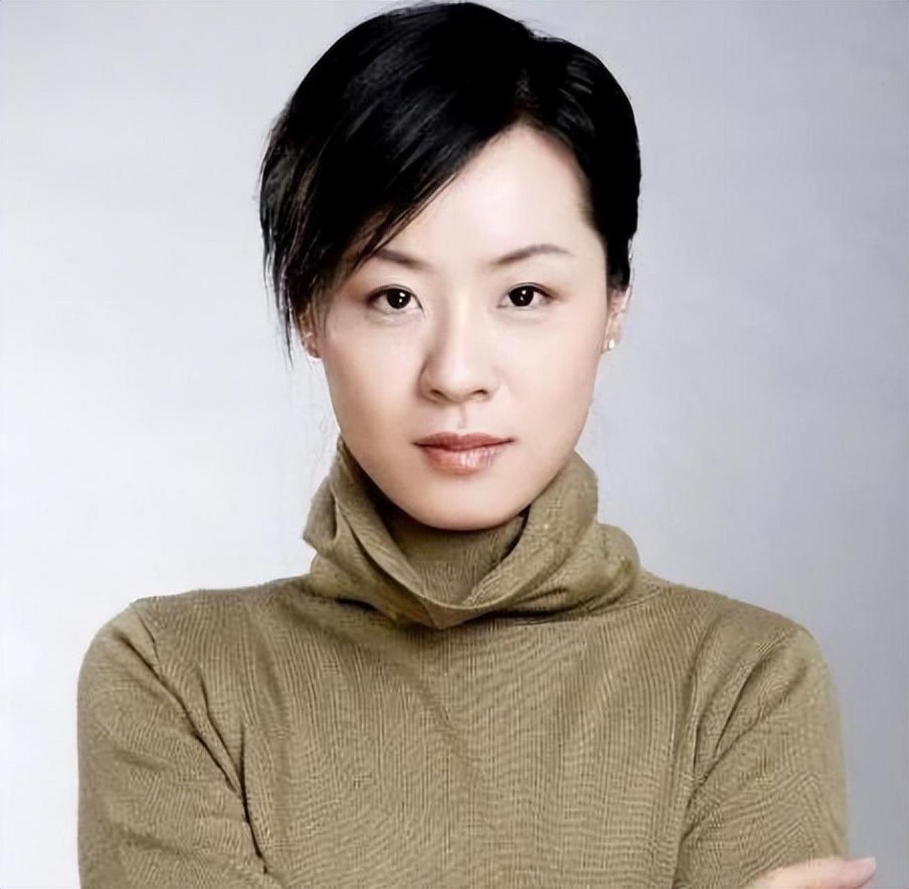 她本是巩俐的"御用替身",却因《父母爱情》走红,咸