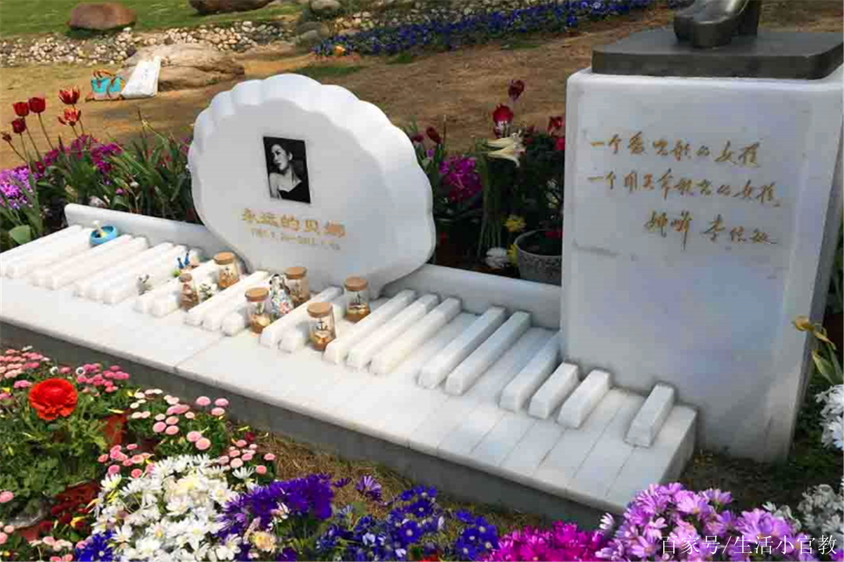 直擊姚貝娜墓地:粉絲祭拜者絡繹不絕,網友:三流歌手憑啥建雕像