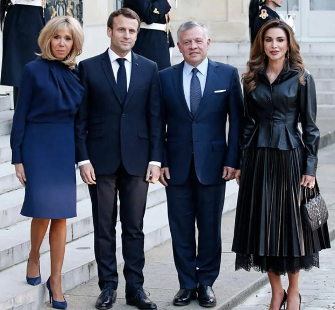 68岁法国夫人合照小心机,穿高跟站台阶,以弥补身高缺点