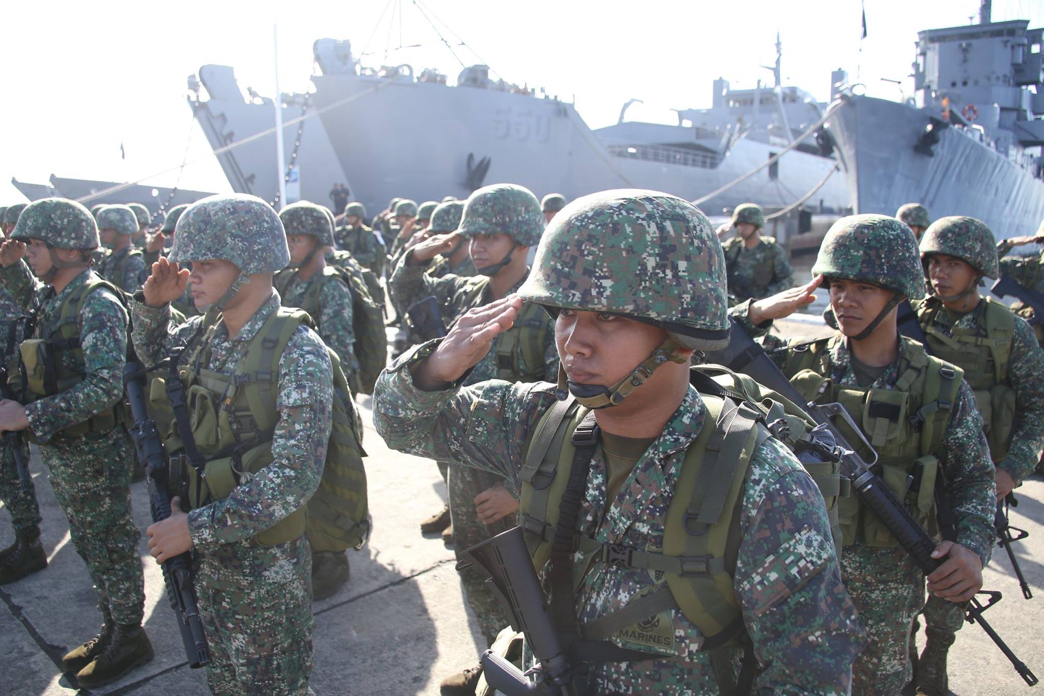 面对菲律宾最大的海警船,中国默默开出12万吨的海警船