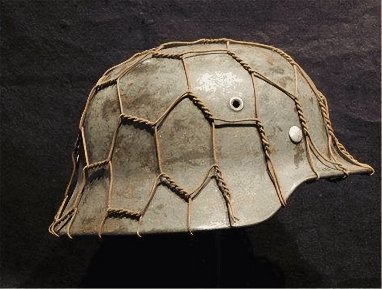 日军的钢盔上为何有层渔网?小小的改变,关键时刻却能救上万生命