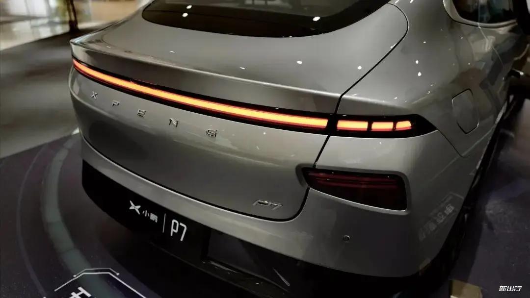 小鹏p7 的尾灯给人一种十分犀利的感觉,造型比较炫酷,看起来很动感.