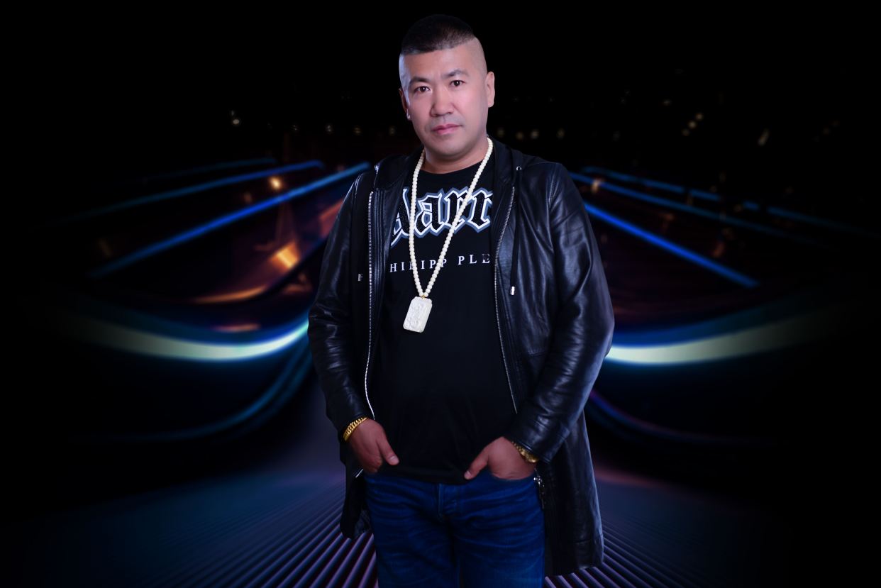 52岁网红赵本六喜得贵子,曾因生吃活鸡,生吃肉遭网络封禁