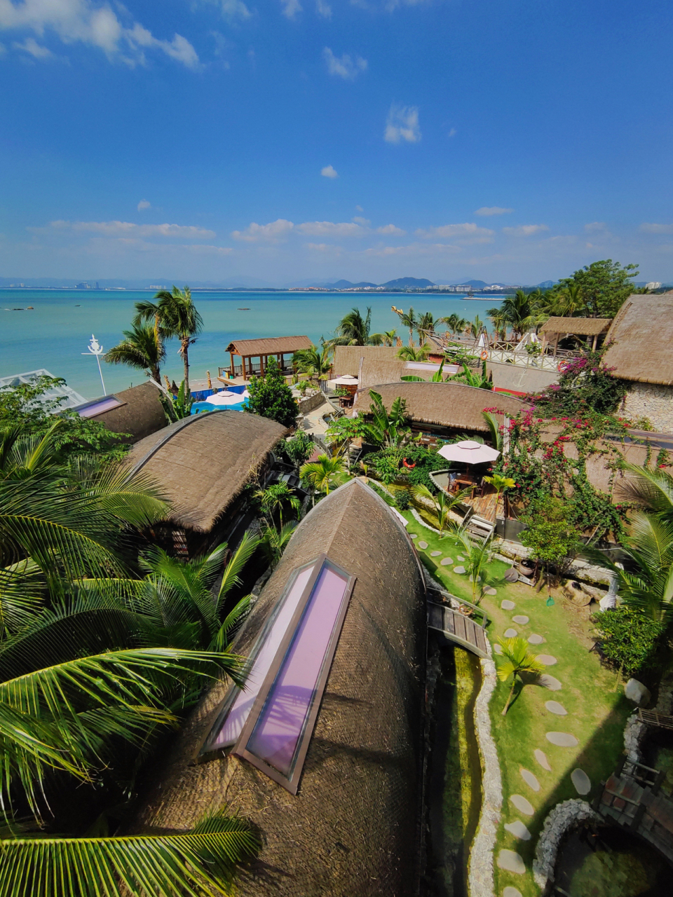 去往万宁的途中,我们选择在陵水的赤岭村小住,这是一个小渔村,天气