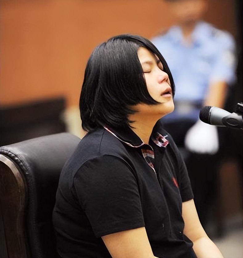 因为有身孕,法官对她从轻处罚,最终乐燕被判处无期徒刑,并被允许监外