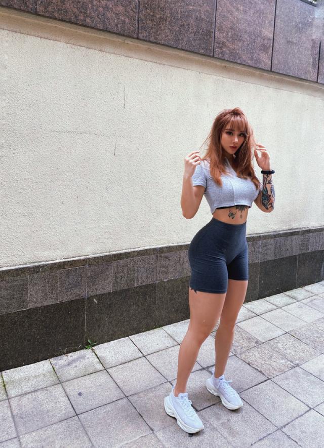 第一健身女神宋昱欣,她有着:臂神,蜜桃臀之称号