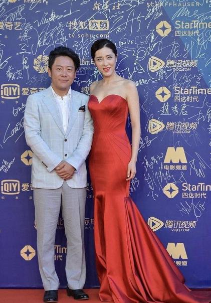 章子怡同学曾黎高调亮相,穿抹胸裙衬托黄金腰臀比,43岁身材真好