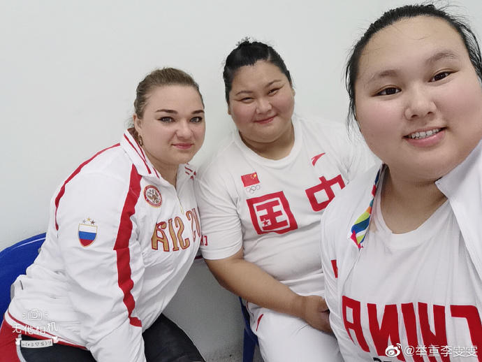 中国00后天才举重少女!以绝对优势得冠军,比心要抱抱超可爱