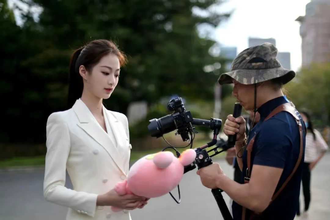 复旦校花冯琳继主持东方卫视春晚后,再添一新身份!