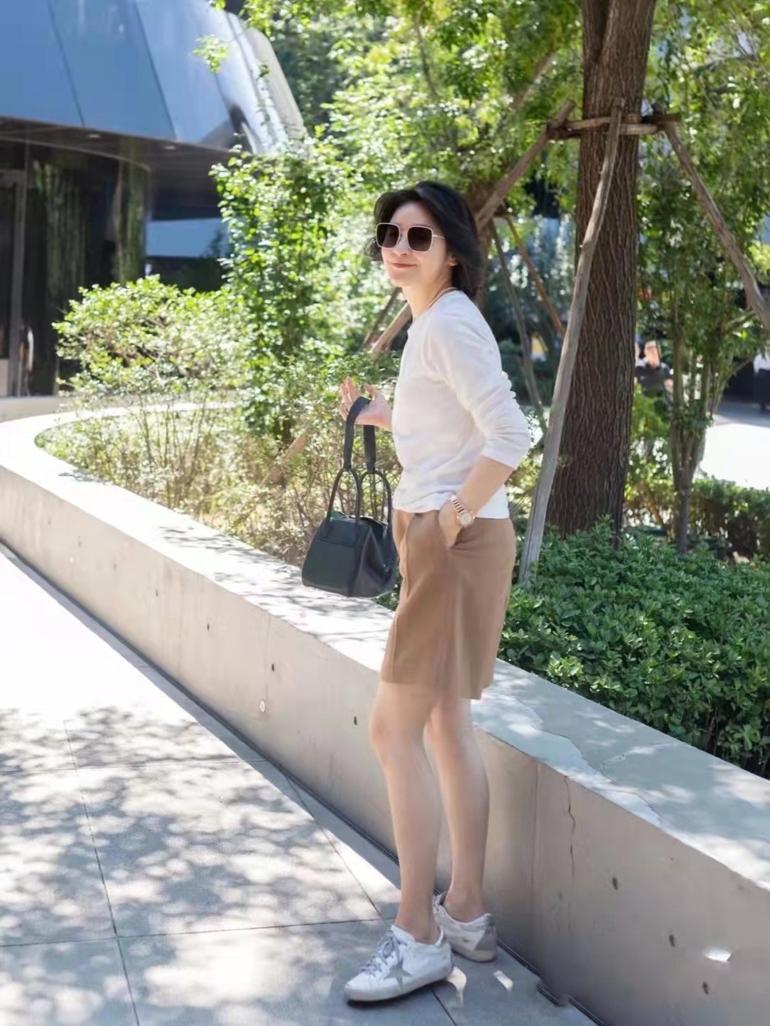 50岁女人可以露腿吗?看看素人博主的穿搭,不仅高级还减龄