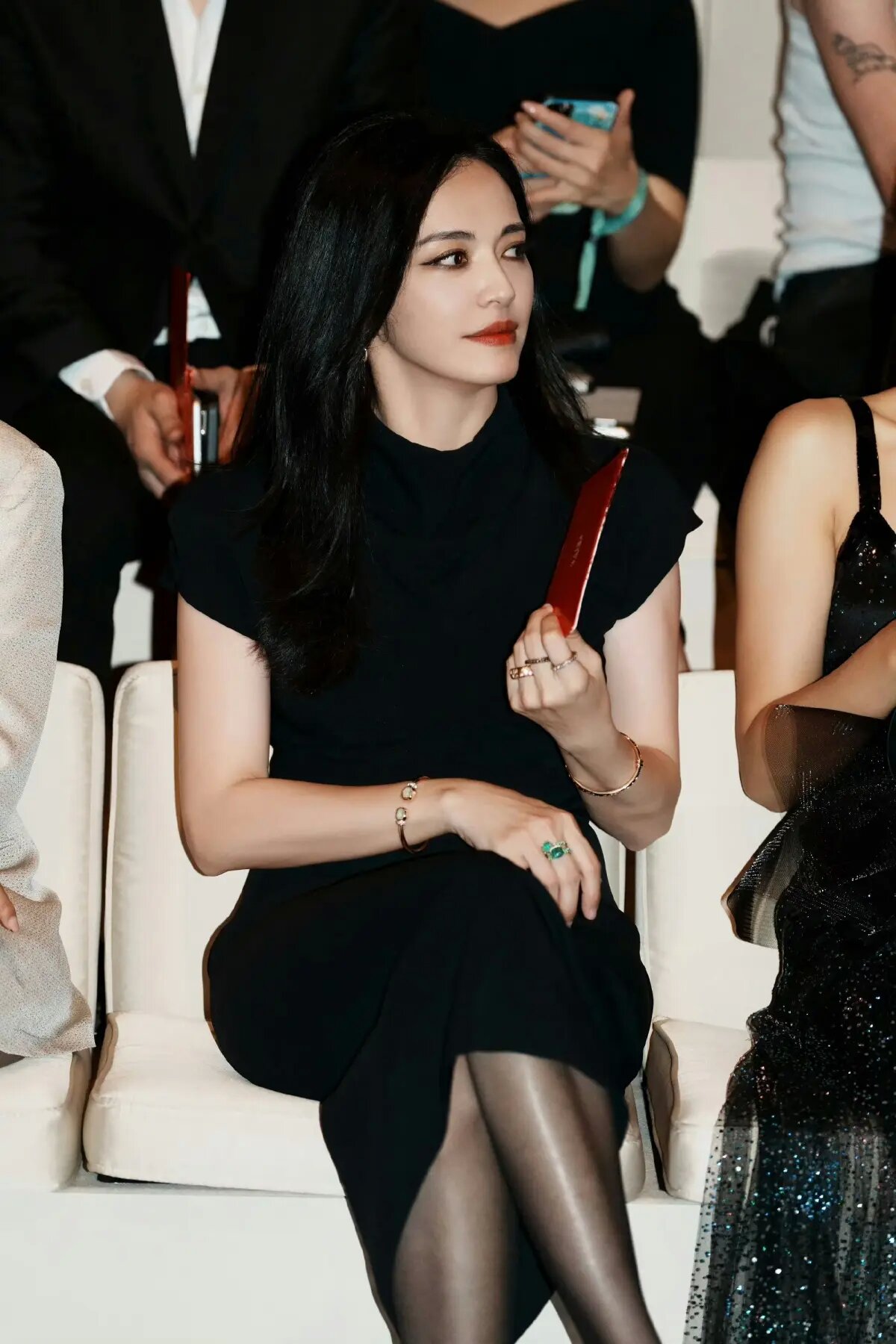 "姚晨"这气场一般人达不到,穿黑裙配黑丝,年纪越大越有魅力!