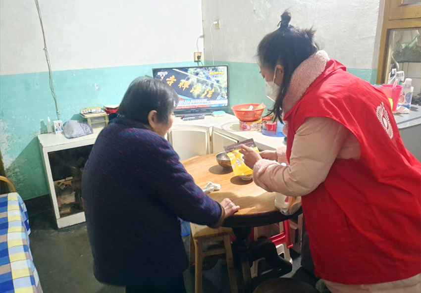 成都市新都区桂湖街道新兴社区关工委开展寒冬"送健康"活动