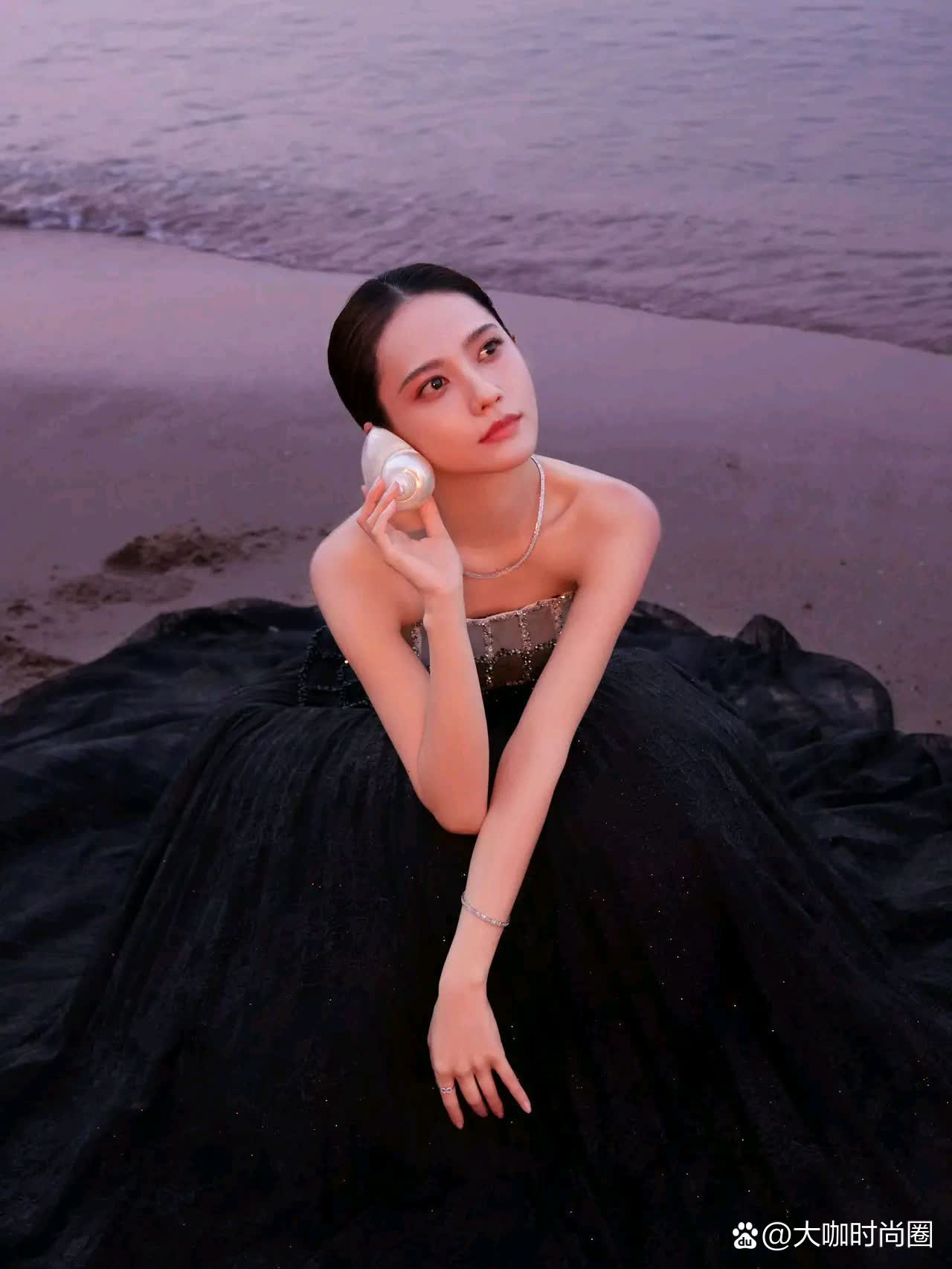 她叫姜珮瑶,1994年出生于北京市,身高169cm,体重47kg,毕业于北京电影