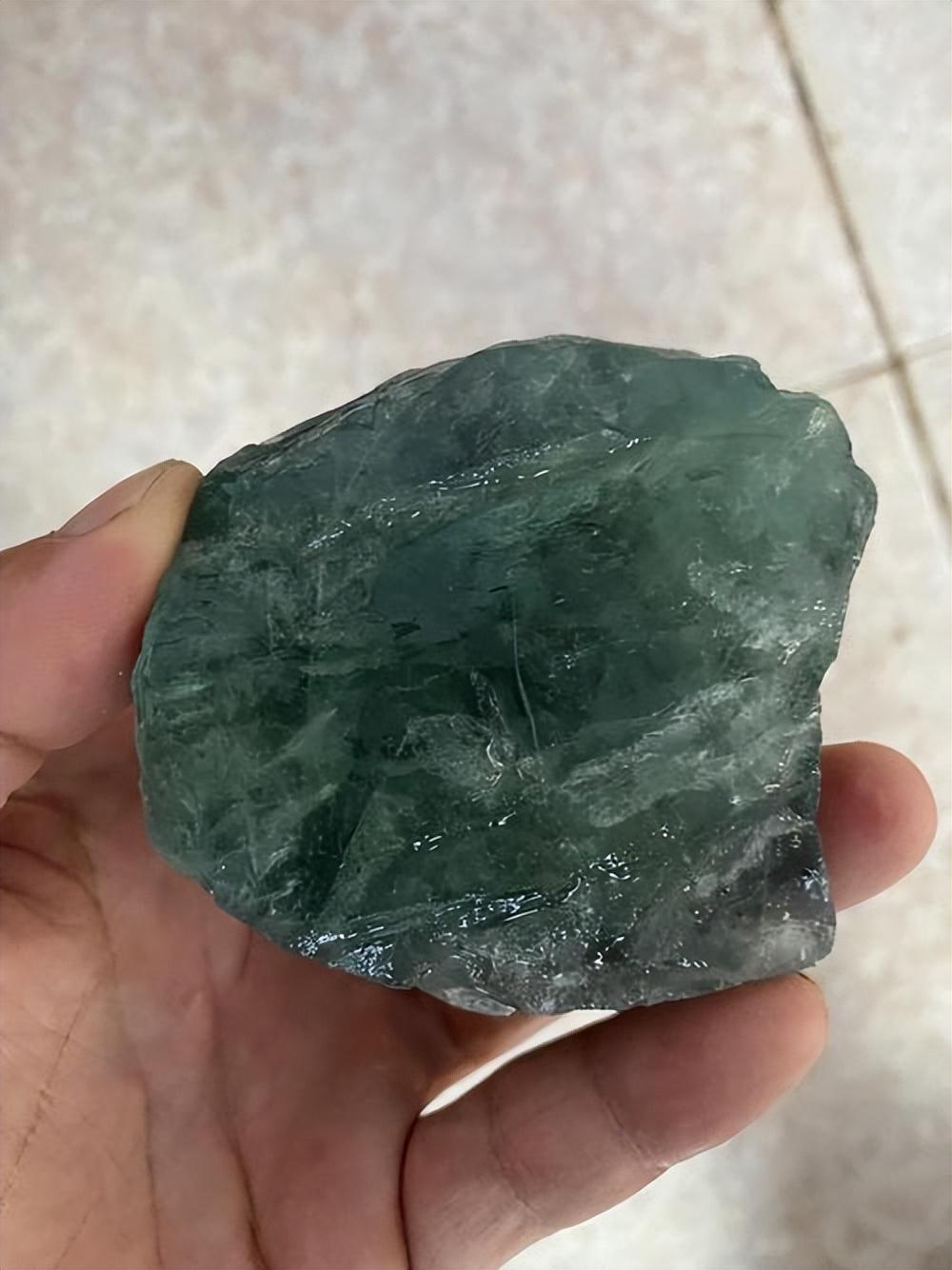 松原姑娘海边游玩捡到一块绿宝石,朋友说是水晶