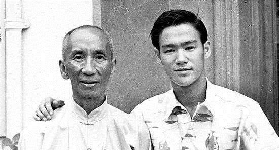 一代宗师叶问珍稀老照片:图3其在打桩,图4与李小龙过招