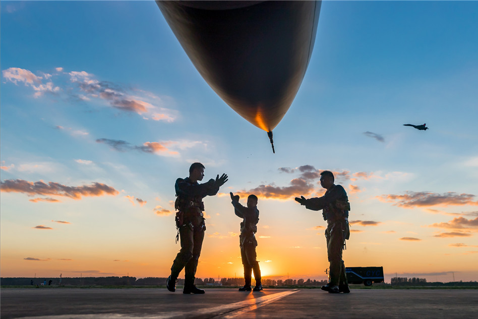 我国加强飞行员训练