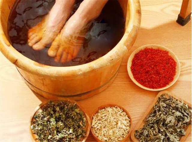 每天晚上坚持用热水泡脚,一段时间后会发生什么变化?我来告诉你