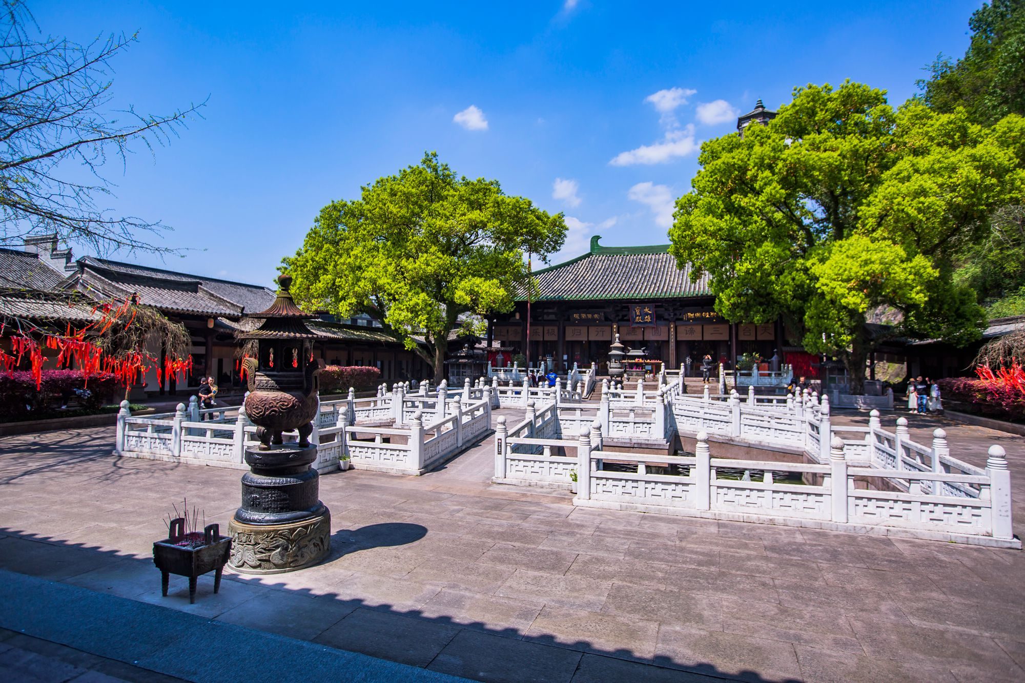 浙江台州有一座龙兴寺,历史悠久,是日本佛教天台宗的重要发祥地