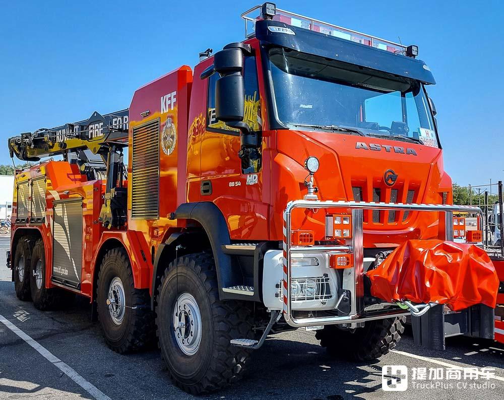 今天带你看个狠角色,国内见不到,阿斯特拉8x8重型清障车实拍