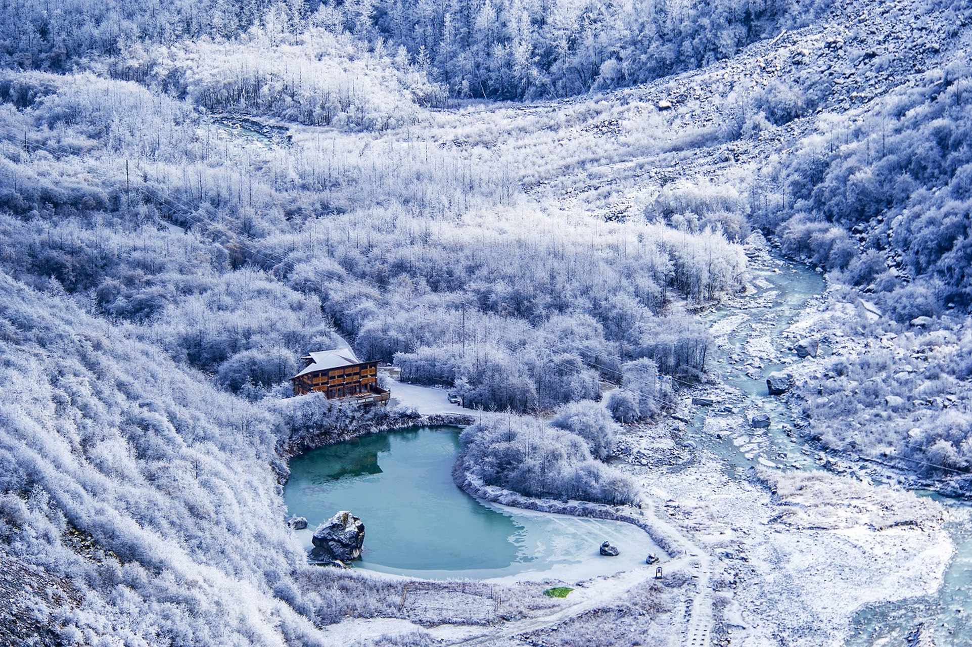 海螺沟,它发源于"蜀山之王"贡嘎雪山东坡,沟长约30.